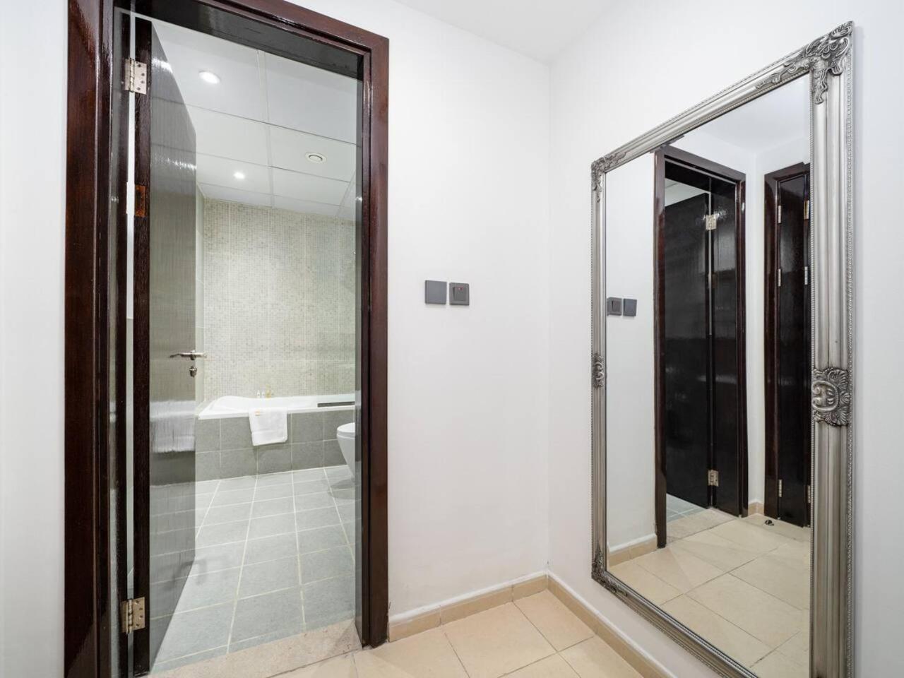 Charming 1-bedroom In Autumn, Jvc Apartment