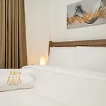 Charming 1-Bedroom Apartment In Autumn, Jvc